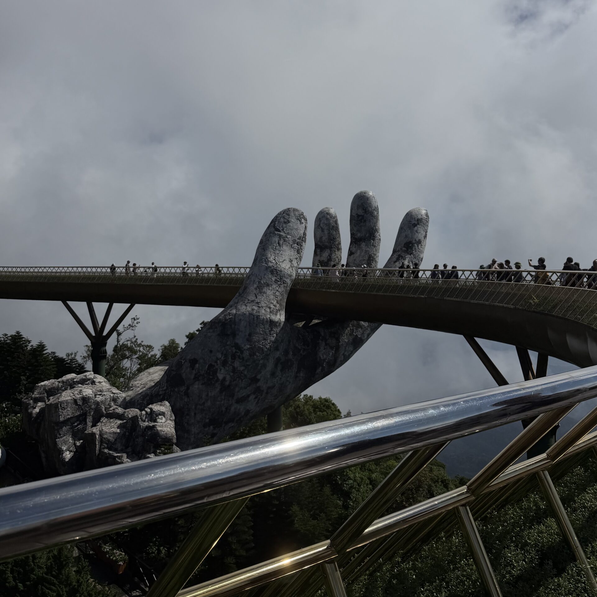 Золотой мост (Golden Bridge) в Ba Na Hills возле Дананга во Вьетнаме
