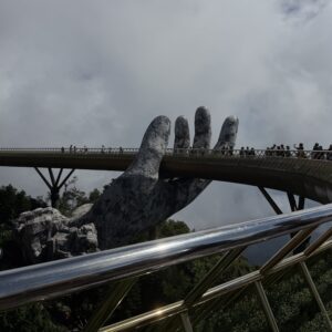 Золотой мост (Golden Bridge) в Ba Na Hills возле Дананга во Вьетнаме