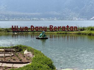 Надпись Ulun Danu Beratan на берегу озера Братан