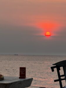 Закат над морем на пляже Ловина